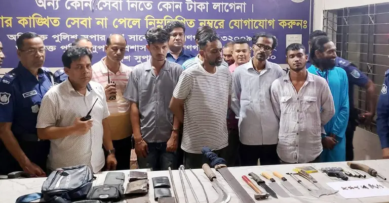 নারায়ণগঞ্জে অস্ত্র ও ডাকাতির সরঞ্জামসহ গ্রেপ্তার ৬